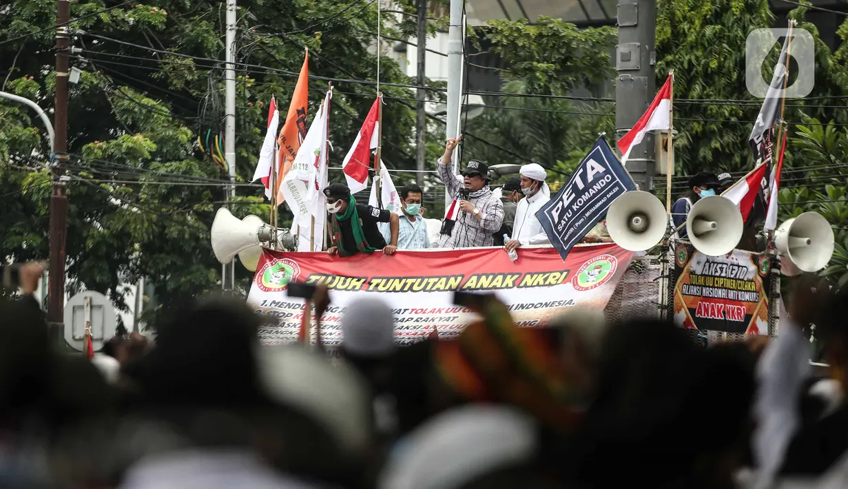 Massa aksi menolak omnibus law saat unjuk rasa di area sekitar Patung Kuda, Jakarta Pusat, Selasa (13/10/2020). Massa mulai berdatangan sejak pukul 11.10 WIB.  Kedatangan massa seiring dengan mobil komando aksi yang juga tiba di lokasi. (Liputan6.com/Faizal Fanani)