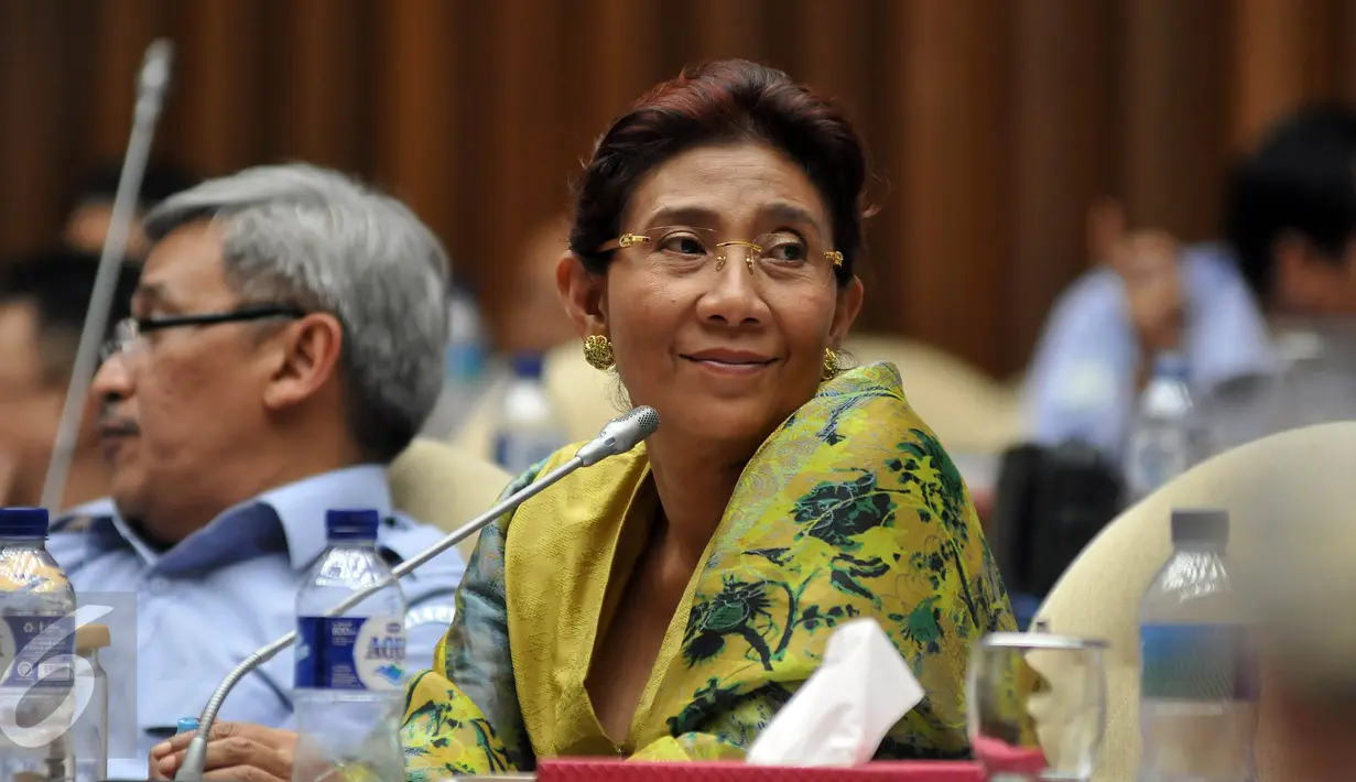Menteri Kelautan dan Perikanan Susi Pudjiastuti saat Raker dengan Komisi IV DPR, Jakarta, Rabu (13/4/2016). Raker membahas Evaluasi Kinerja dan Serapan Anggaran Triwulan I Tahun 2016 Kementerian Kelautan dan Perikanan. (Liputan6.com/Johan Tallo)