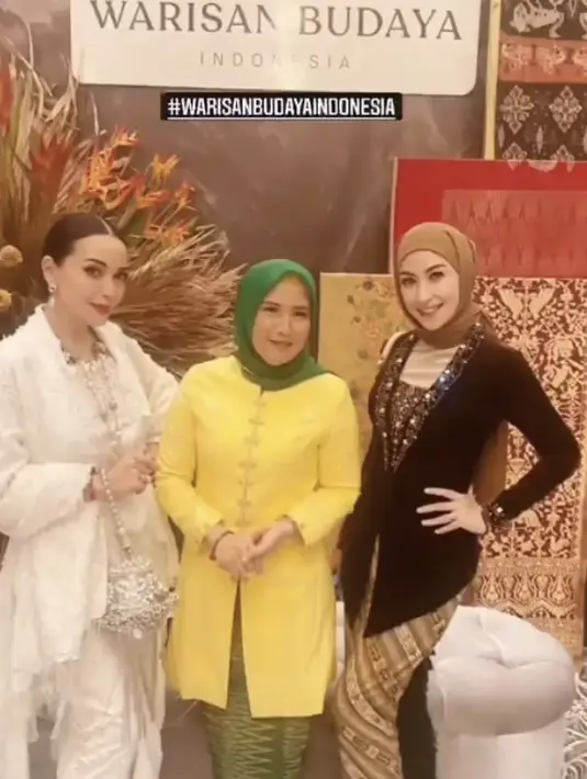 Annisa tampak memiliki body gols, terlihat saat ia mengenakan kebaya hitamnya yang memerlihatkan tubuh langsungnya. Kebaya tersebut dipadukan pashiman instan cokelat dan kain batik lilit sebagai bawahannya. @hapsarianissa29