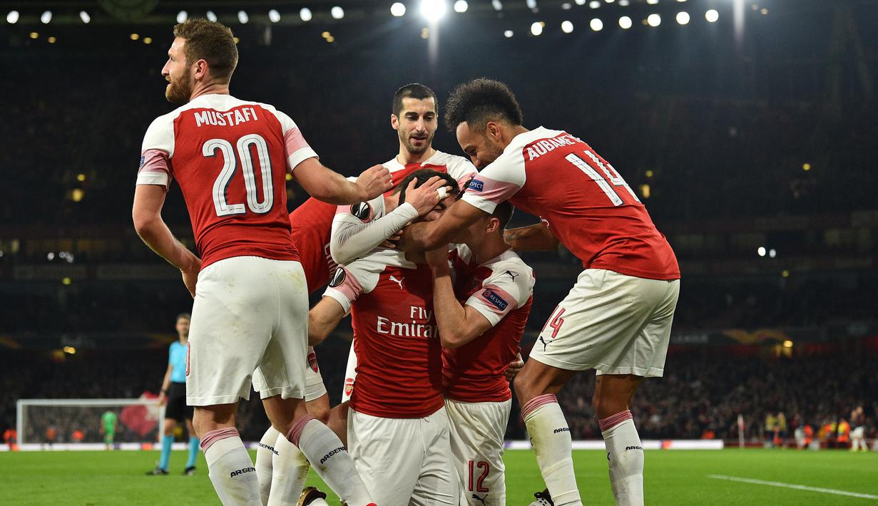 Selebrasi gol para pemain Arsenal usai Shkodran Mustafi mencetak gol pada leg 2, babak 16 besar Liga Europa yang berlangsung di stadion Emirates, London, Jumat (22/2). Arsenal menang 3-0 atas Bate Borisov. (AFP/Glyn Kirk)