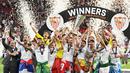 Selebrasi pemain Sevilla setelah berhasil mengalahkan AS Roma di final Liga Europa 2022/202 dan meraih trofi ketujuh Liga Europa dalam pertandingan yang berlangsung di Stadion Puskas Arena, Hungaria, Jumat (01/06/2023) dini hari WIB. (AFP/Attila Kisbenedek)