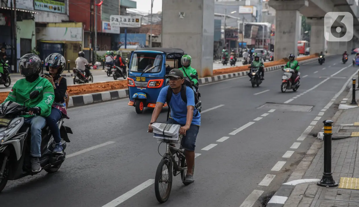 Pengendara sepeda melintas di kawasan Blok A, Jakarta, Senin (25/11/2019). Mulai hari ini, polisi akan menilang para pengendara kendaraan bermotor yang nekat masuk dan melintas di jalur sepeda. (Liputan6.com/Faizal Fanani)