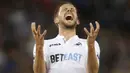 8. Gelandang Swansea, Gylfi Sigurdsson, tampak kecewa saat laga Premier League melawan Leicester di Stadion King Power, Leicester, Inggris, Sabtu (27/8/2016). (Reuters/Carl Recine)