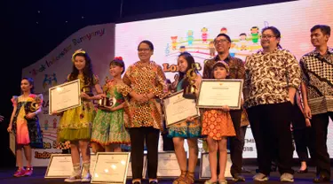 Menteri Pemberdayaan Perempuan dan Perlindungan Anak, Yohana  Yembise membacakan nominasi juara Grand Final Lomba Suara Anak Indonesia 2018 dengan tema “Anak Indonesia Menyanyi” di Theater Garuda, TMII, Jakarta, Minggu (25/11). (Liputan6.com/Pool/KPPPA)