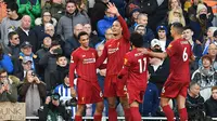 Para pemain Liverpool merayakan gol yang dicetak Virgil Van Dijk ke gawang Brighton pada laga Premier League di Stadion Anfield, Liverpool, Sabtu (1/12). Liverpool menang 2-1 atas Brighton. (AFP/Paul Ellis)