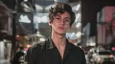 Kacamata menjadi salah satu fashion item yang tak boleh terlewatkan bagi 21 tahun ini saat berlibur. Kacamata dengan frame besar membuat wajahnya terlihat lebih tirus dan makin menawan. (Liputan6.com/IG/@antonioblancojr)