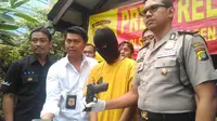M Ade Prasetyo saat ditangkap jajaran Polsek Metro Penjaringan. (Liputan6.com/Muslim AR)