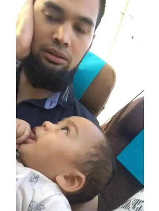 Teuku Wisnu memang mengalami perubahan drastis dari segi penampilan yang lebih islami. Hal itu terlihat dengan jenggotnya yang kian tebal. (via instagram/@shireensungkar)