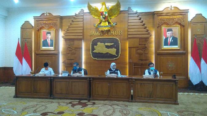 Konferensi pers perkembangan kasus virus corona baru yang memicu COVID-19 di Gedung Grahadi, Rabu (6/5/2020) (Foto: Liputan6.com/Dian Kurniawan)