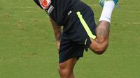 Striker Brasil, Neymar, saat mengikuti sesi latihan jelang laga kualifikasi piala dunia 2018 di Barranquilla, Kolombia, Senin (4/9/2017). Brasil akan berhadapan dengan Kolombia. (AFP/Luis Acosta)