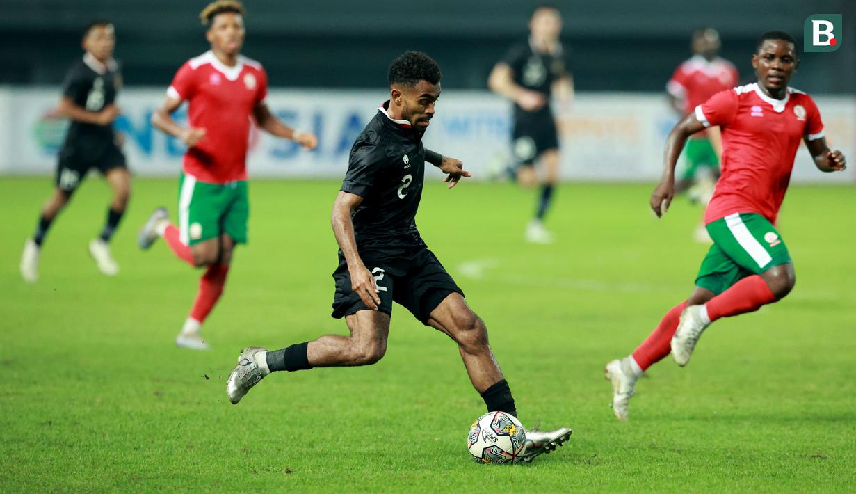 Pemain Timnas Indonesia, Yakob Sayuri, menggiring bola saat melawan Burundi pada pertandingan kedua FIFA Matchday di Stadion Patriot Candrabhaga, Bekasi, Selasa (28/3/2023). (Bola.com/M Iqbal Ichsan)