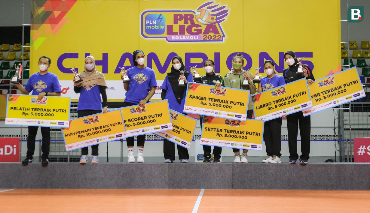 Selain memberikan seremoni gelar juara kepada Bank Bjb Tandamata, PLN Mobile Proliga 2022 juga memberikan apresiasi kepada para pemain yang telah bermain apik sepanjang musim. Berikut daftar peraih penghargaan individu terbaik putri. (Bola.com/Bagaskara Lazuardi)