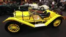 Sebuah mobil Mercer Raceabout buatan tahun 1912 dipajang dalam pameran Retromobile Paris Expo di Porte de Versailles di Paris, Prancis (6/2). Pameran ini memajang aneka jenis mobil klasik dan retro. (AFP Photo/Jacques Demarthon)