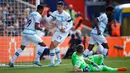 Pemain Chelsea Pierre-Emerick Aubameyang (kiri) mencetak gol ke gawang Crystal Palace pada pertandingan sepak bola Liga Inggris di Stadion Selhurst Park, London, Inggris, 1 Oktober 2022. Chelsea menang 2-1.(AP Photo/David Cliff)