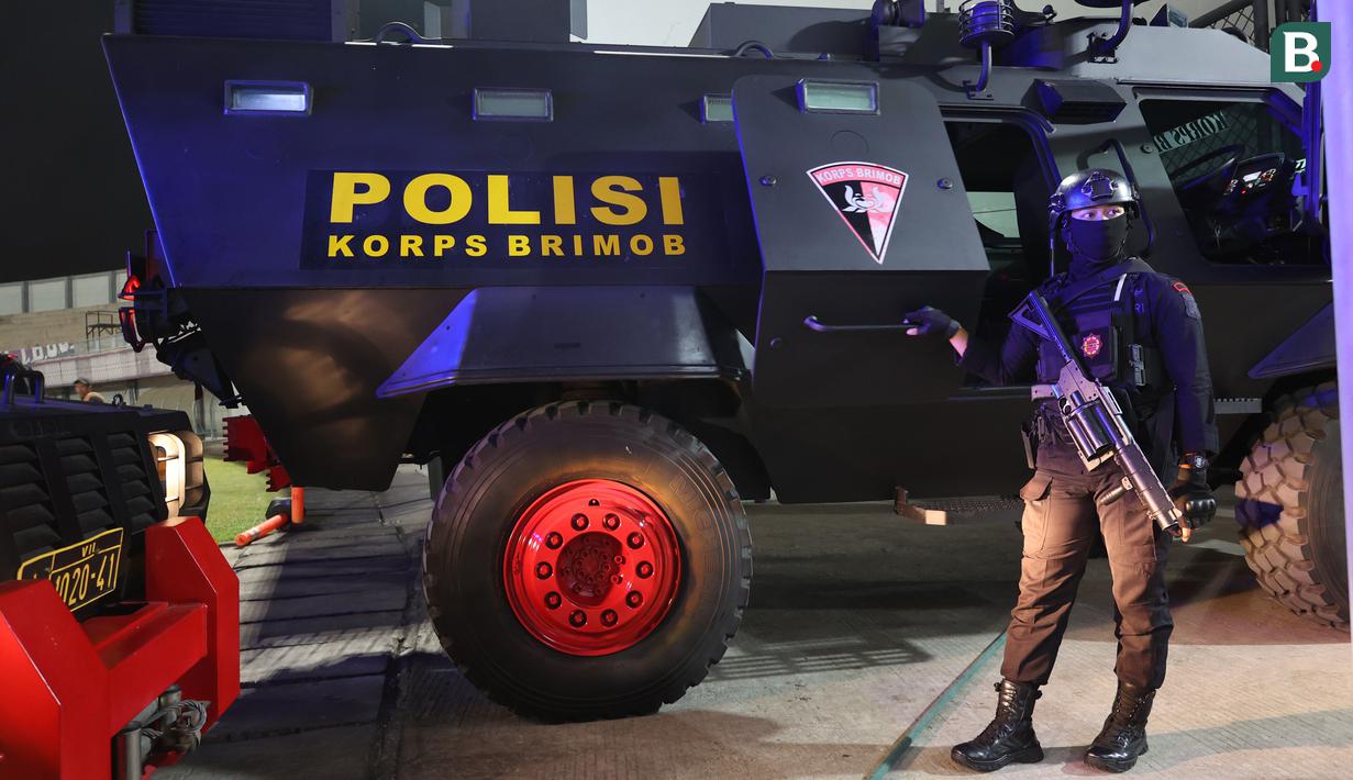 <p>Seorang anggota Brimob bersiaga di depan kendaraan taktis (rantis) yang akan mengangkut skuad Persija Jakarta usai laga pekan ke-10 BRI Liga 1 2023/2024 menghadapi Dewa United di Stadion Indomilk Arena, Tangerang, Jumat (25/8/2023). (Bola.com/M Iqbal Ichsan)</p>