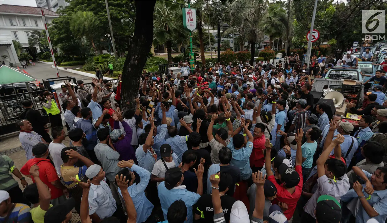 Suasana saat para pengemudi angkutan menggelar unjuk rasa di depan Balai Kota, Jakarta, Senin (22/1). Dalam aksinya para sopir angkot menuntut untuk Jalan Jatibaru Raya dan putaran di depan Blok A Tanah Abang kembali dibuka. (Liputan6.com/Faizal Fanani)