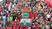 Ribuan warga Solo, Jawa Tengah mengikuti acara Grebeg Sudiro menyambut datangnya Tahun Baru Imlek, Minggu (15/2/2015). (Liputan6.com/Reza Kuncoro)