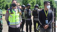 Kapolres Garut AKBP Wirdhanto Hadicaksono melakukan pengecekan sejumlah arus balik dan arus lalu lintas di kawasan wisata Garut, Jawa Barat. (Liputan6.com/Jayadi Supriadin)