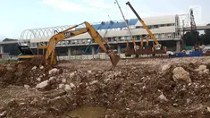 Suasana pembangunan stasiun LRT di kawasan Ciracas, Jakarta, Sabtu (23/3). Pada tahun 2019, pemerintah menganggarkan dana APBN untuk infrastruktur sebesar Rp415 triliun, naik 1,04% dari anggaran infrastruktur tahun sebelumnya. (Liputan6.com/Immanuel Antonius)