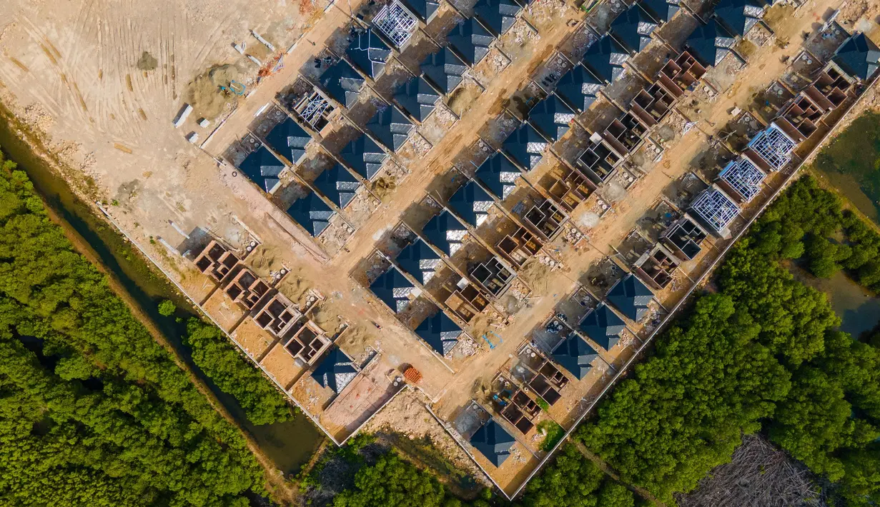 Foto udara menunjukkan pembangunan rumah-rumah yang baru merambah kawasan hutan bakau pada peringatan Hari Mangrove Sedunia di Banda Aceh pada 26 Juli 2025. (CHAIDEER MAHYUDDIN/AFP)
