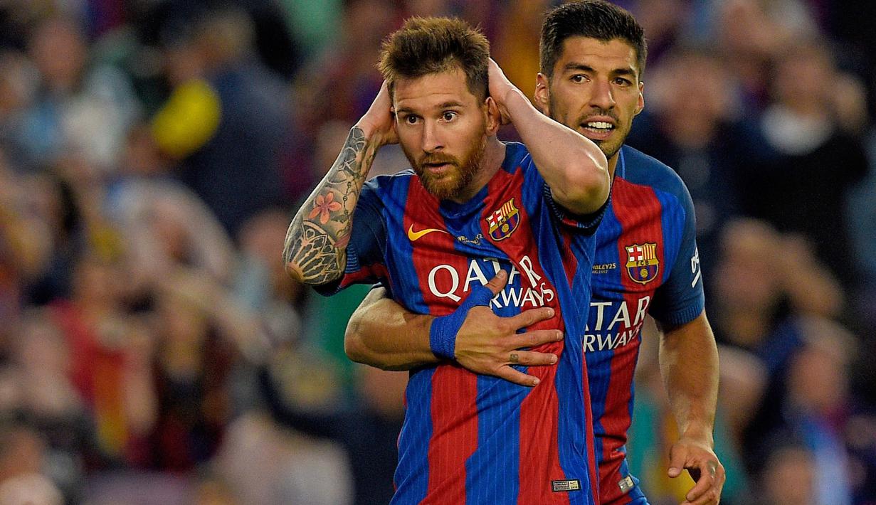Pemain Uruguay, Luis Suarez (kanan) merupakan salah Satu penyerang Barcelona yang berada di bawah bayang-bayang Lionel Messi. Suarez telah mencetak 121 gol dari 147 penampila bagi Barcelona. (AFP/Llius Gene)