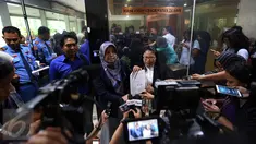 Lingkaran Aku Cinta Indonesia (LACI) menunjukkan surat pelaporan Wakil Ketua DPR Fahri Hamzah di Mahkamah Kehormatan Dewan (MKD), Jakarta, Senin (30/1). Fahri dilaporkan lantaran menyebut TKI sebagai babu dalam akun Twitternya. (Liputan6.com/Johan Tallo)