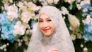 Serta Lipstik dibuat ombre Lips warna nude ,merah serta clear gloss yang membuat tampilan Pengantin jadi lebih fresh dan segar. Makeup look ini juga dipertahankan untuk momen pengajian. [Foto: IG/@weddingkusumadewi/@vivithalib/@ikawatifitria]