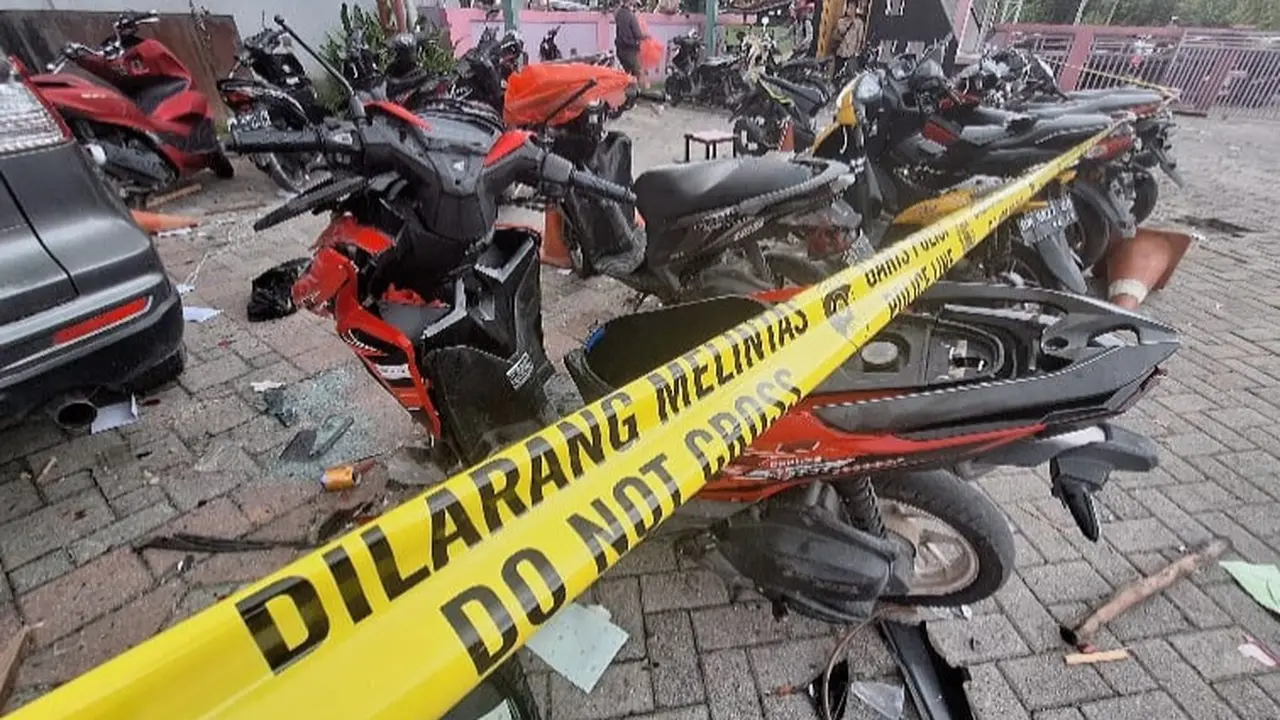 Sepeda motor rusak akibat bentrokan Ormas di Kota Pekanbaru, Riau.