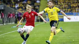 Bek Norwegia, Birger Meling mengontrol bola dari kalawan penyerang Swedia, Dejan Kulusevski pada pertandingan kedua Grup B4 UEFA Nations League di Stadion Friends Arena, Stockholm, Senin (6/6/2022). Kemenangan ini membuat Norwegia menduduki peringkat pertama klasemen sementara Grup B4. (Christine Olsson/TT News Agency via AP)