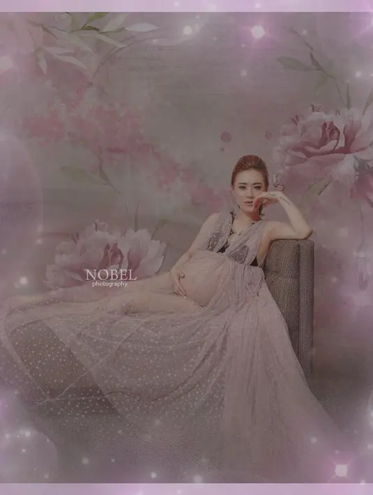 Belum lama ini, Moa membagikan dengan maternity yang berbeda. Lima foto dibagikan oleh fotografer yang berbeda dari sebelumnya. Foto maternity kali ini hasil jepretan @nobelphotography. (Instagram/moa_aeim)