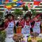 Para peserta yang mengenakan seragam tim sepak bola Portugal menyiapkan rujak uleg cingur, salad gurih tradisional khas Indonesia yang berisi moncong sapi dan sayuran, dalam Festival Rujak Uleg 2026 di Surabaya, Jawa Timur, Sabtu 9 Mei 2026. Pemerintah Kota Surabaya menggelar Festival Rujak Uleg 2026. (JUNI KRISWANTO/AFP)