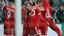 Pemain Bayern Munchen merayakan gol pembuka saat melawan Besiktas dalam pertandingan Liga Champions leg kedua di stadion Vodafone Arena di Istanbul (14/3). Dengan kemenangan itu, Munchen lolos ke babak 8 besar Liga Champions. (AFP/Ozan Kose)