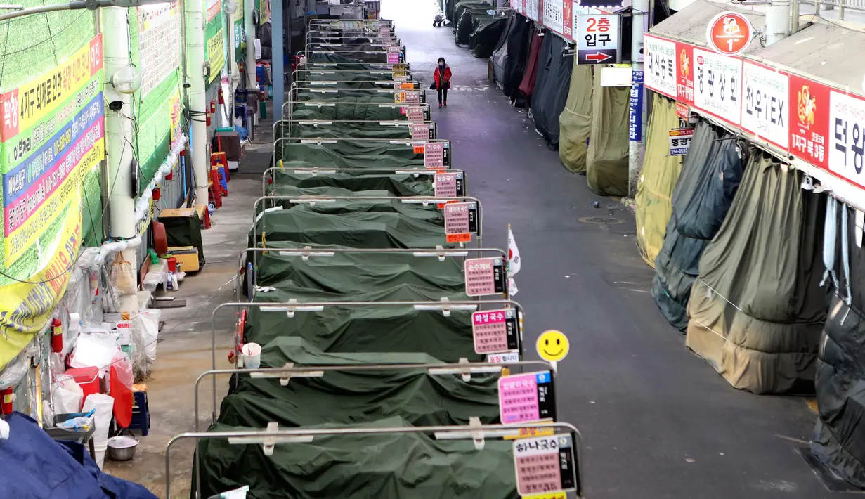 Suasana deretan kios mi dalam pasar tradisional di Daegu, Korea Selatan, Jumat (21/2/2020). Penyebaran virus corona atau COVID-19 di Daegu bermula dari seorang wanita berusia 61 tahun jemaat Gereja Shincheonji dan menularkannya ke sesama jemaat.  (Kim Hyun-tae/Yonhap via AP)