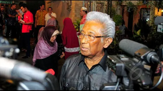 News Flash: Beredar Foto Adnan Buyung Nasution Gunakan Ventilator