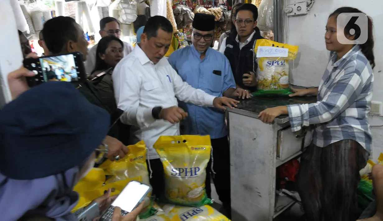 Budi Waseso (Buwas) menjelaskan dari awal tahun hingga 28 Agustus 2023, Bulog sudah menggelontorkan 723 ribu ton beras SPHP di seluruh Indonesia. (merdeka.com/Imam Buhori)