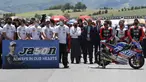 Anggota tim CarXpert PrustelGP beserta sejumlah pebalap MotoGP melakukan penghormatan terakhir bagi Jason Dupasquier sebelum dimulainya balapan MotoGP Italia di Sirkuit Mugello. (Foto: AP Photo/Antonio Calanni)