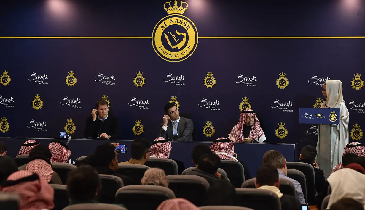 Penyerang Portugal, Cristiano Ronaldo bersama Presiden Al-Nassr Musalli Al-Muammar dan Pelatih Rudi Garcia mendengarkan laporan selama konferensi pers di Stadion Mrsool Park di Riyadh, Arab Saudi, Selasa (3/1/2023). Ronaldo, yang telah memenangkan lima penghargaan Ballon d'Ors sebagai pemain sepak bola terbaik di dunia dan lima gelar Liga Champions, akan bermain di luar Eropa untuk pertama kalinya dalam karirnya. (Photo by AFP)