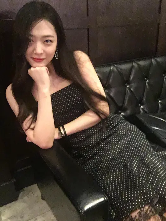 Bahkan bisa dibilang karier Sulli semakin gemilang. Ia pun terpilih menjadi model kosmetik, Estee Lauder. Pesona Sulli dinilai cocok dengan produk kosmetik dan perawatan terkenal itu. (Foto: instagram.com/jelly_jilli)