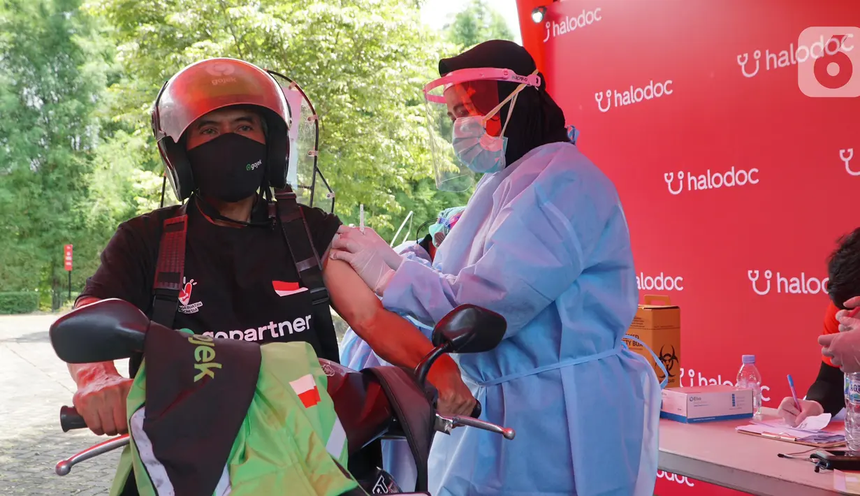 Pengemudi Gojek melakukan vaksin di Surabaya, Jawa Timur (27/03/2021). Allianz Life Syariah berkolaborasi dengan Halodoc dan Gojek Indonesia menyediakan Pos Pelayanan Vaksinasi COVID-19 guna mendukung pemerintan dalam program percepatan vaksinasi. (Liputan6.com/Pool)