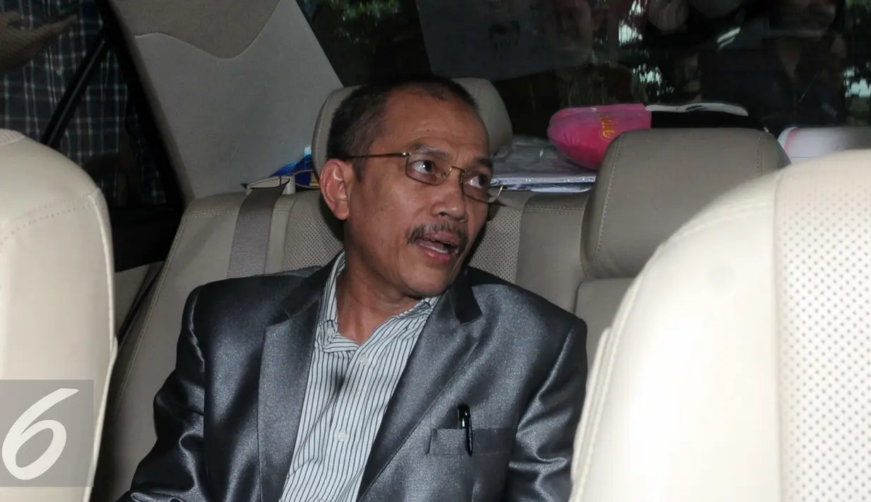 Hakim Agung Surya Jaya berada di dalam mobil usai bertemu Pimpinan KPK, Jakarta (8/9). MA tengah menggodog Peraturan MA tentang Tanggung Jawab Pidana Korporasi. (Liputan6.com/Helmi Afandi)