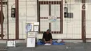 Pelukis menunggu pelanggan di sekitaran Jalan Kali Besar Barat kawasan Kota Tua, Jakarta, Minggu (19/9/2021). Meski Jakarta masih dalam masa PPKM level 3, kawasan ini mulai ramai dikunjungi warga untuk berwisata atau sekedar berfoto. (Liputan6.com/Helmi Fithriansyah)