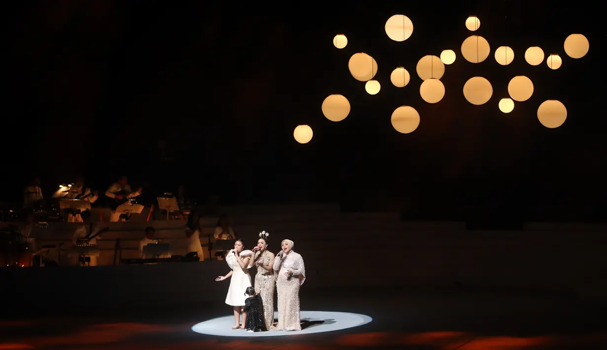 Tidak hanya penampilan KD dan anak serta cucunya, suasana konser juga didukung dengan visualisasi yang indah. [Foto; Bambang E Ros/Fimela.com]