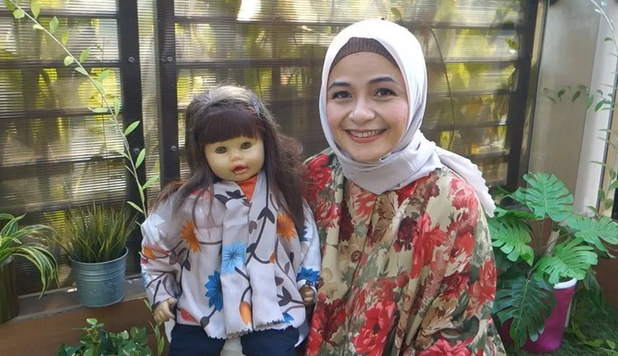 "Koleksi bajunya sangat banyak. Kalau nggak lagi tampil di TV, Susan ini senangnya pakai celana," kata Ria Enes. "Karena aku ini tomboi," celetuk Susan. [Instagram/ria_nsuzan]