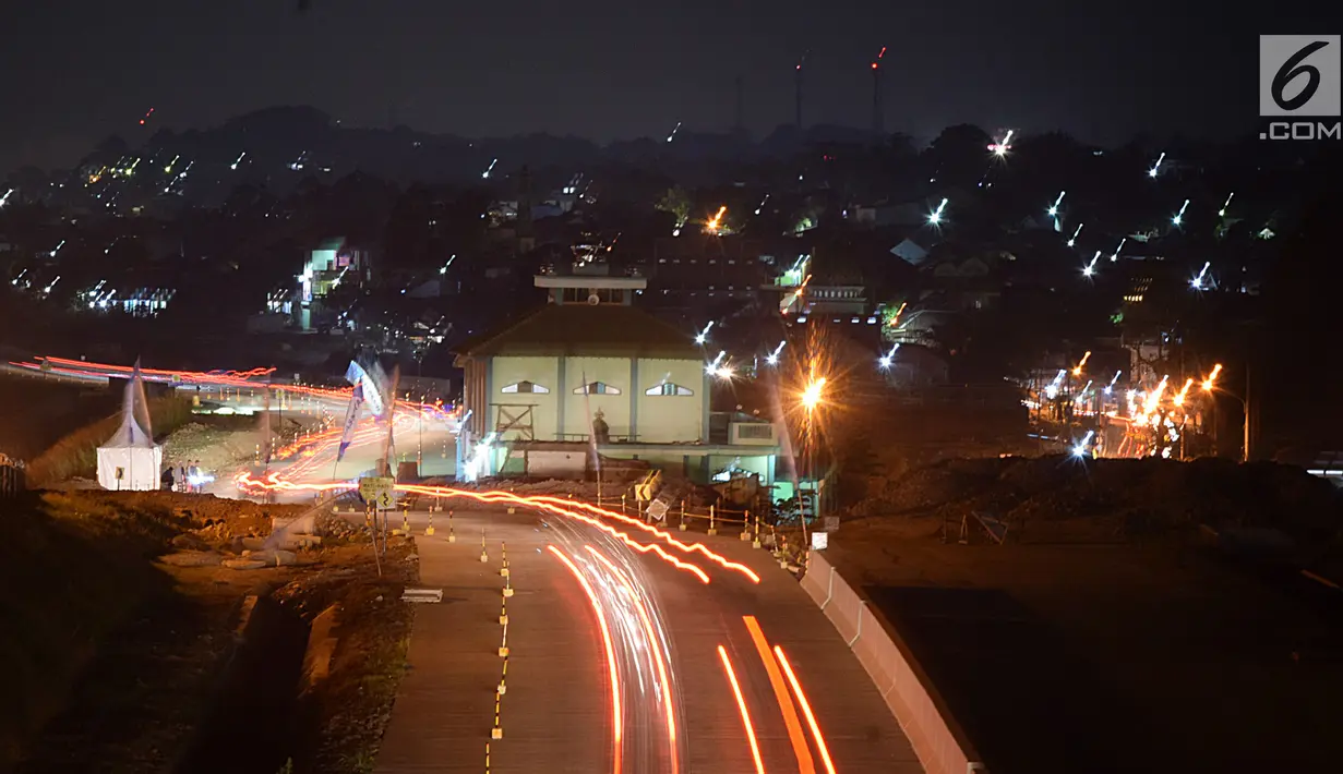 Sejumlah kendaraan saat melewati jalan tol fungsional Batang-Semarang Seksi V Kaliwungu-Krapyak, Jawa Tengah, Senin (11/6). Jalan Tol Batang-Semarang mulai beroperasi secara fungsional  hanya diperuntukkan bagi kendaraan kecil. (Liputan6.com/Gholib)
