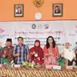 Penutupan edukasi masyarakat Desa Kalisalak Kabupaten Batang oleh Tim IPTEK Undip ditandai dengan pameran UMKM sebagai pendongkrak ekonomi. (Foto: liputan6.com/dok.undip)