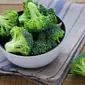 Brokoli yang  diketahui sebagai sayuran hijau tinggi kandungan serat, mampu membantu kita mengontrol rasa lapar.