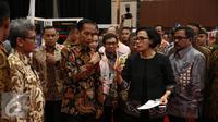 Presiden Joko Widodo bersama Menteri Keuangan Sri Mulyani mengunjungi booth fintech usai meresmikan pembukaan Indonesia Fintech Festival & Conference di Tangerang, Selasa (30/8). (Liputan6.com/Faizal Fanani)