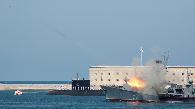 Kapal perang Rusia meluncurkan rudal saat parade Hari Angkatan Laut di Sungai Neva, Saint Petersburg, Rusia, Minggu (29/7). (Kirill Kudryavtsev/AFP)