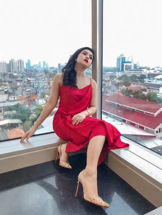 Gaya OOTD Bianca Liza saat menghadiri sebuah acara juga terlihat simpel namun menawan. Di foto ini, Bianca memilih mengenakan dress berwarna merah yang dipadukan dengan heel berwarna coklat muda. (Liputan6.com/IG/@bibiancaliza)