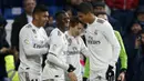 Para pemain Real Madrid merayakan gol yang dicetak oleh Luka Modric ke gawang Sevilla pada laga La Liga di Stadion Santiago Bernabeu, Sabtu (19/1). Real Madrid menang 2-0 atas Sevilla. (AP/Andrea Comas)